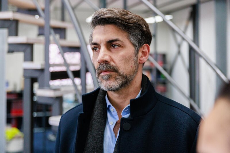 Esma legt sich zu Ferhats (Harun Yildirim) Missfallen mit Benedikt an. – Bild: RTL /​ Sebastian Meyer /​ Stunde der Entscheidung