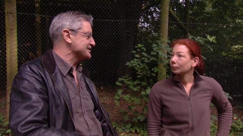 Franz X. Gernstl mit der Falknerin Gesa Lottmann, die sich in Gänsegeier verguckt hat. – Bild: BR/​megaherz gmbh