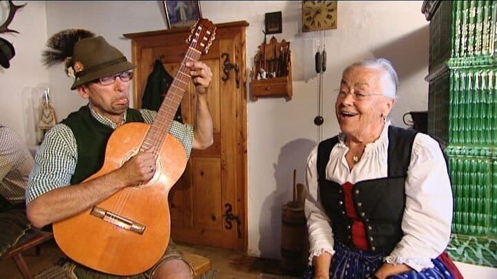 Luise Pape aus Gmunden, die Grande Dame des Gstanzlsingens. – Bild: ORF