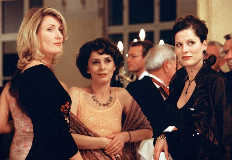 Hanna (Maria Furtwängler, li.) lernt Linda (Ute Willing, Mitte) und Barbara (Heidrun Gärtner), die eifersüchtigen Ehefrauen von Maximilian und Konrad, kennen. – Bild: ARD Degeto/​Barbara Bauriedl