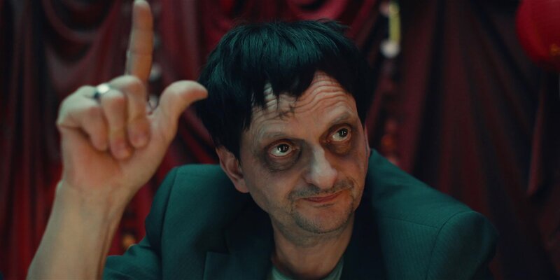 Andi (Milan Peschel) hat einen Verdacht, wer beim Rollenspiel „Werwölfe“ der Täter sein könnte. – Bild: ZDF und Jieun Yi