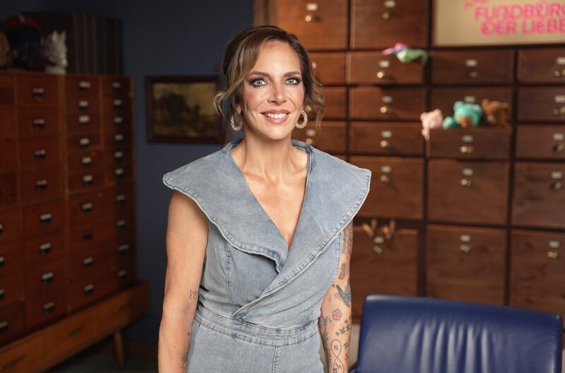 Danni bleibt als Witwe mit fünf Kindern zurück, nachdem ihr Mann an Lungenkrebs starb. – Bild: MDR/​HA Kommunikation