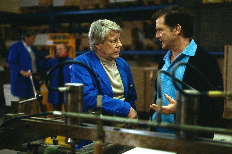 Werkmeister Eberhard Wichert (Stefan Orlac, l.) ist verärgert: Sein Sohn Rüdiger steht kurz vor einer wichtigen Prüfung. Wicherts Chef Tenstaag (Gerhard Friedrich, r.) hat viele wichtige Beziehungen und kennt Rüdigers Professor. Sollte man nicht dieses „Vitamin B“ in Anspruch nehmen? Darüber sind die beiden geteilter Meinung. – Bild: ZDF und Barbara Oloffs/​Terranova