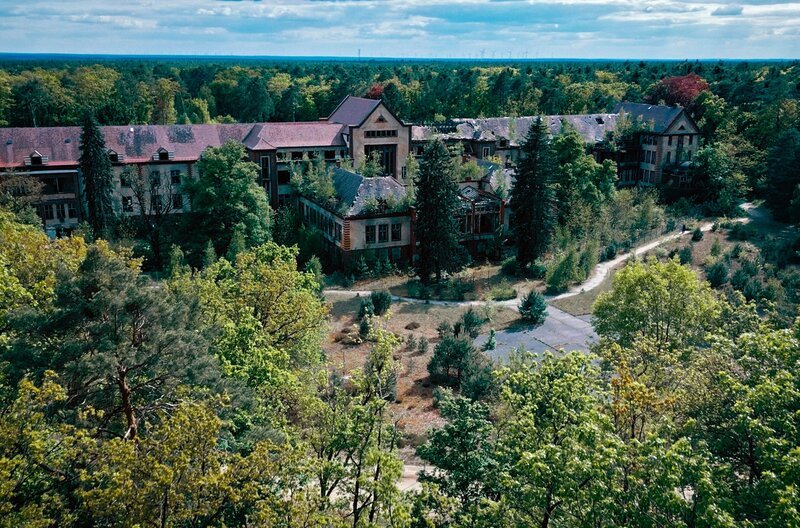 Nahe der Beelitz-Heilstätten bei Potsdam ereignet sich im März 1991 ein Doppelmord. Eine sowjetische Offiziersfrau und ihr Baby werden ermordet. – Bild: SWR/​Kinescope Film/​Henning Wirtz
