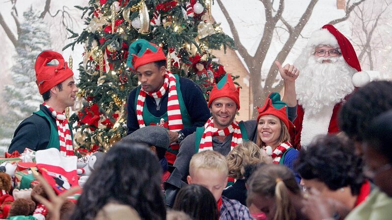 Nach Abschluss des Falls bringt sich das CSI-Team, Det. Don Flack (Eddie Cahill), Sheldon Hawkes (Hill Harper), Danny Messer (Carmine Giovinazzo), Lindsey Messer (Anna Belknap) in Weihnachtsstimmung. – Bild: TVNOW /​ CBS