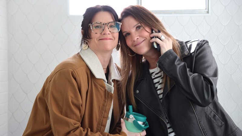 Posed shot of Leslie Davis and Lyndsay Lamb, as seen on Unsellable Houses, Season 5. – Bild: Warner Bros. Discovery, Inc. or its subsidiaries and affiliates