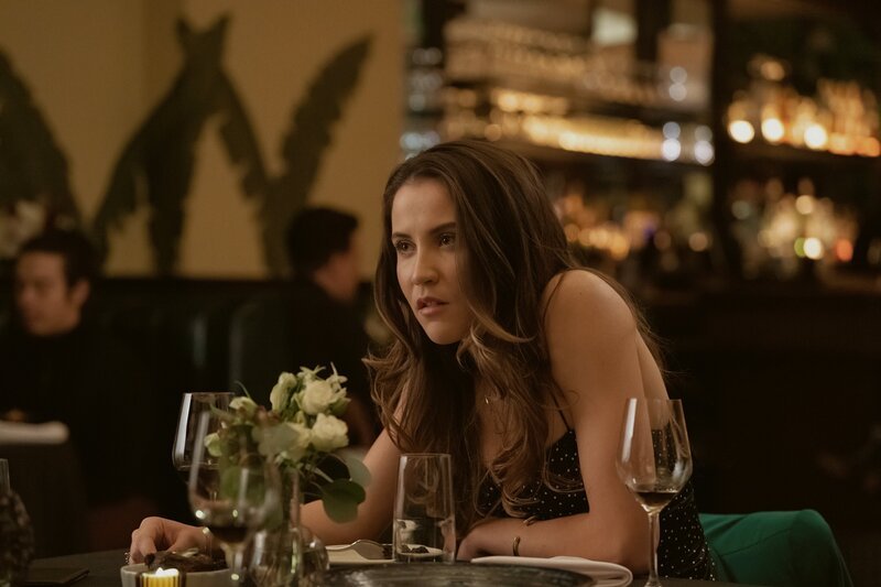 Casey (Oona Roche) ist genervt davon, im Schatten ihres berühmten Bruders zu stehen – doch manchmal weiß sie genau, wie sie daraus ihren Vorteil zieht. – Bild: Peacock /​ ZDF