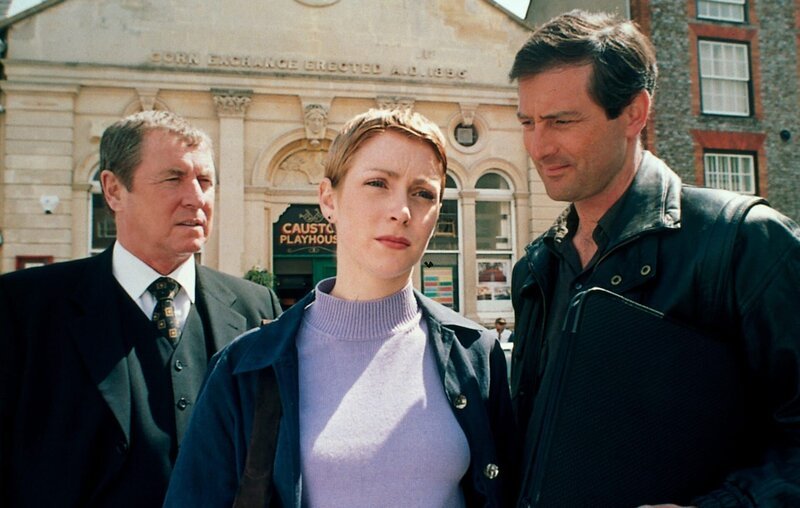 Cully Barnaby (Laura Howard, M.) ist das Zusammentreffen von Simon Fletcher (Julian Wadham, r.) und ihrem Vater (John Nettles, l.) unangenehm, da sie befürchtet, dieser könnte den berühmten Regisseur mit Fragen zum Mordfall Bayly ungehalten stimmen. – Bild: ZDF und Bentley Production