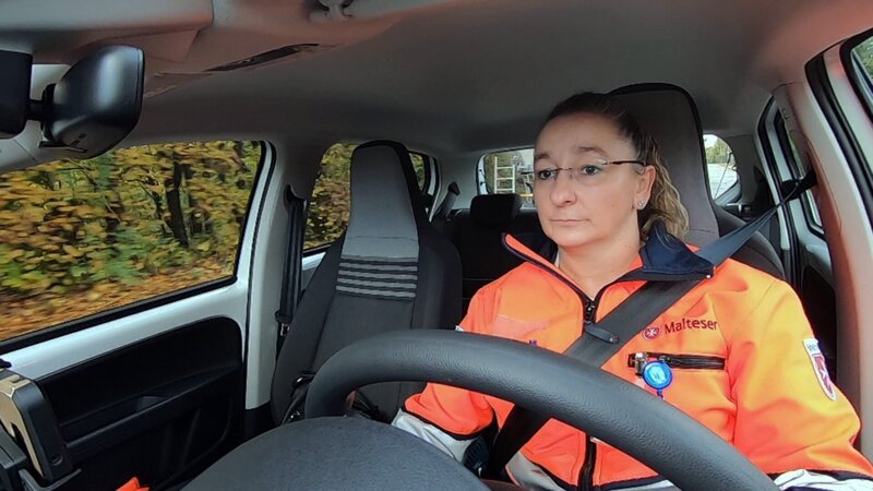 Stefanie (43) sucht seit 9 Jahren eine Teilzeitstelle als Arzthelferin, arbeitet derzeit im Minijob und hofft auf eine 50%-Stelle bei den Maltesern. – Bild: RTL Zwei