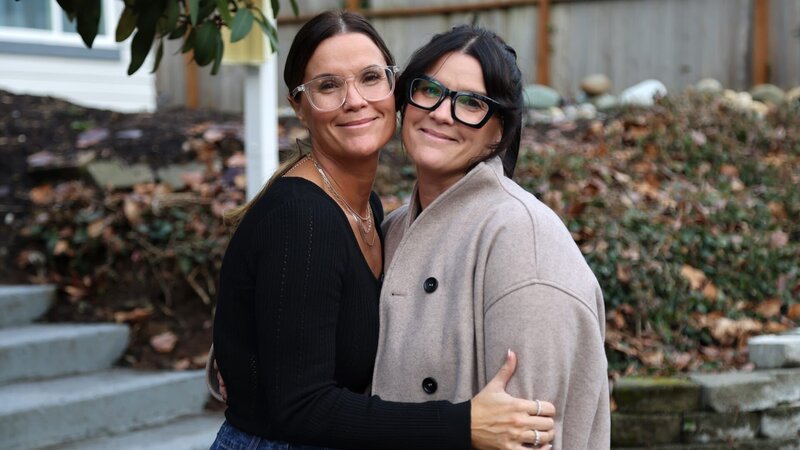 Leslie Davis and Lyndsay Lamb posing outside of a comp house, as seen on Unsellable Houses, Season 5. – Bild: Warner Bros. Discovery, Inc.