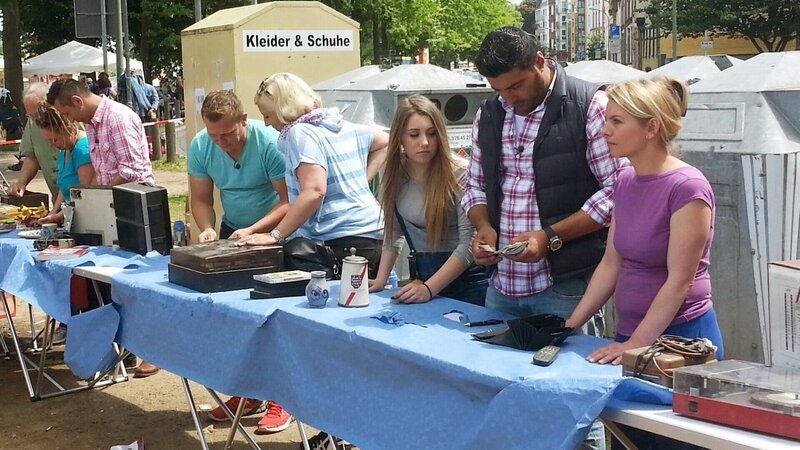 Auf dem Flohmarkt mit den Trödelprofis Sükrü Pehlivan (2.v.re.)., Otto Schulte (Mitte) und Mauro Corradino (li.) – Bild: RTL Zwei