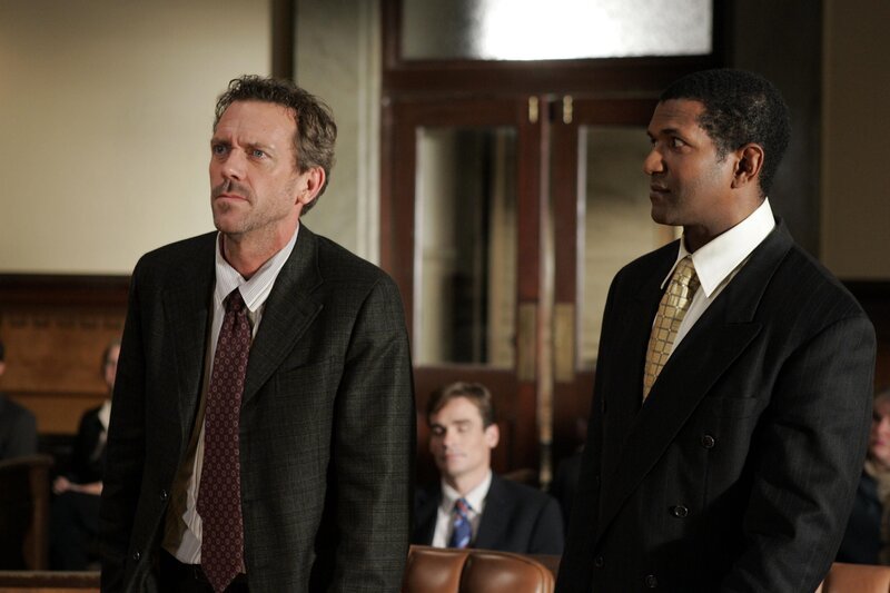 Morris (Rif Hutton, r.) vertritt Dr. Gregory House (Hugh Laurie, l.) vor Gericht. – Bild: FOX BROADCASTING COMPANY