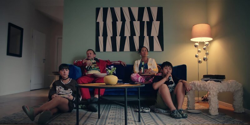 Die Knuppes (Helena Yousefi, l., Milan Peschel, 2. v. l., Minh-Khai Phan-Thi, 2. v. r. und Hoang Minh Ha, r.) sind bei den Nachbarn eingezogen und machen es sich auf dem Sofa gemütlich. – Bild: Tilo Hauke /​ ZDF