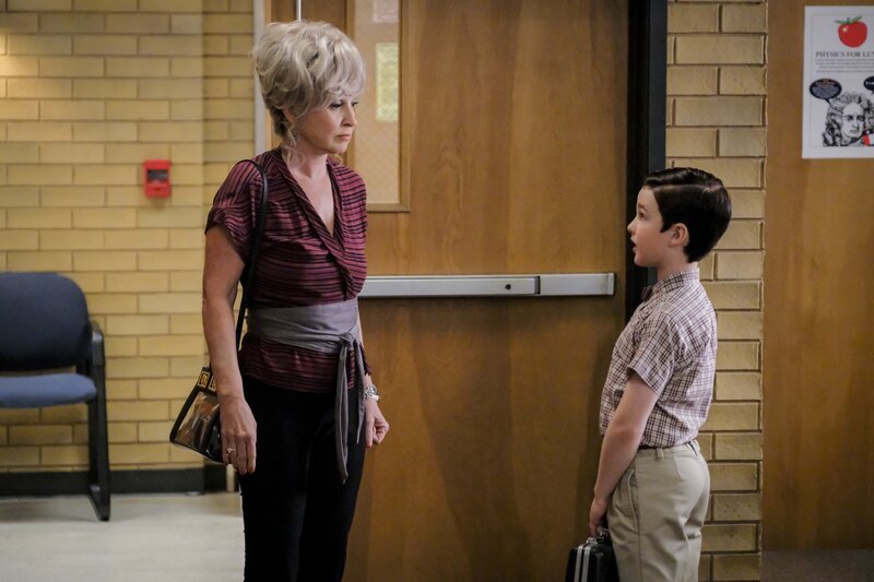 Annie Potts (Constance ‚Meemaw‘ Tucker), Iain Armitage (Sheldon Cooper). – Bild: WBEI /​ Darren Michaels