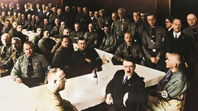 In der Wirtschaftskrise gewinnt die NSDAP immer mehr Anhänger. Ihre Parolen gegen Demokratie und Reparationen verfangen besonders in ländlichen Regionen. – Bild: ZDF und gettyimages