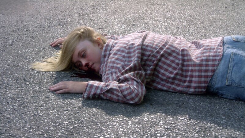 Carly (Michaela Annette) stirbt bei einem Autounglück, doch war es ein Unfall – oder doch Mord? – Bild: TVNOW