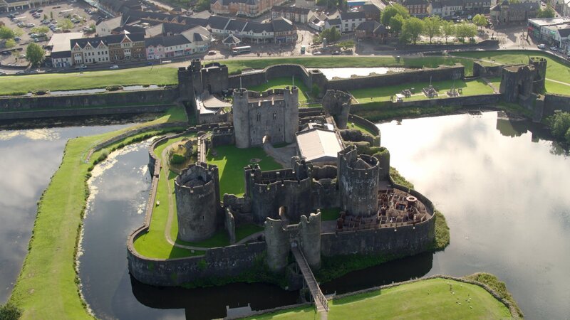 Eine der modernsten Verteidigungsanlagen des 13. Jahrhunderts: Die Burg von Caerphilly mit ihren zahlreichen Toren, Zugbrücken und Fallgattern. – Bild: ZDF und Off The Fence