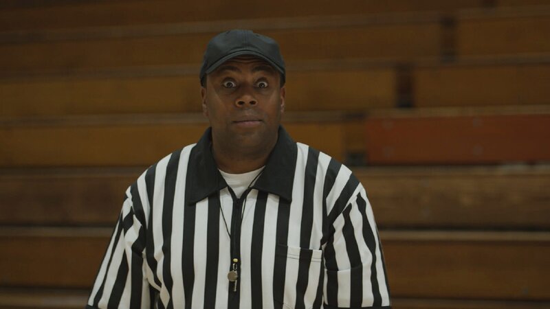 Der Schiedsrichter (Kenan Thompson) verliert fast den Überblick – so hitzig geht es beim Damen-Basketball zur Sache. – Bild: ZDF und Peacock