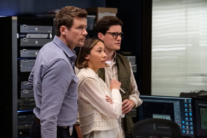 L-R: Charlie Hudson (John Reardon), Sarah Truong (Mayko Nguyen) und Jesse Mills (Justin Kelly) – Bild: Derm Carberry /​ D.CARBERRY