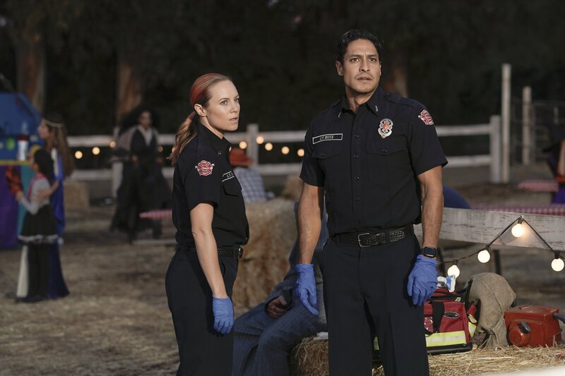 Station 19 Staffel 6 Folge 4 Reagieren auf einen Notruf: Danielle Savre als Maya Bishop, Carlos Miranda als Theo Ruiz – Bild: SRF/​Motion Picture /​ ABC Signature /​ American Broadcasting Companies, Inc. /​ James Clark