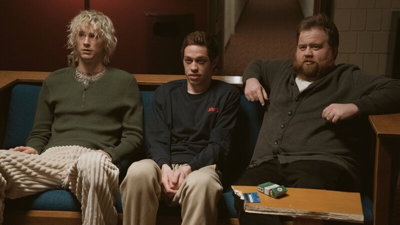 Colson (Colson Baker, l.), Pete (Pete Davidson, M.) und Hauser (Paul Walter Hauser, r.) sitzen in der Entzugsklinik; Therapeuten weisen darauf hin, dass Drogen verboten sind. – Bild: ZDF und Peacock