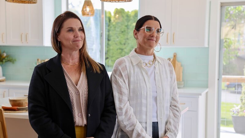 Leslie Davis and Lyndsay Lamb standing in the renovated kitchen during the reveal, as seen on Unsellable Houses, Season 5. – Bild: Warner Bros. Discovery, Inc. or its subsidiaries and affiliates