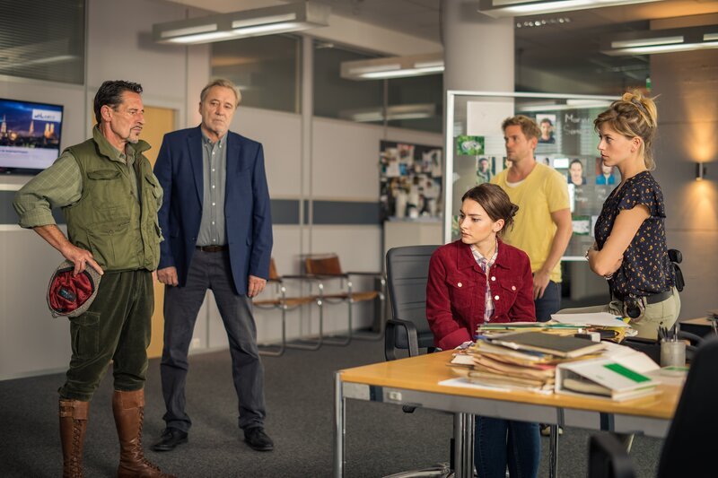 Luisa Sommer (Romina Küper, 3.v.r.) und Elmar Dannenberg (Max Tidof, l.) begegnen sich bei der SOKO, wo sie von Arthur Bauer (Gerd Silberbauer, 2. von l.), Dominik Morgenstern (Joscha Kiefer, 2.v.r.) und Resi Schwaiger (Mersiha Husagic, r.) befragt werden. – Bild: ZDF/​MARKUS SAPPER