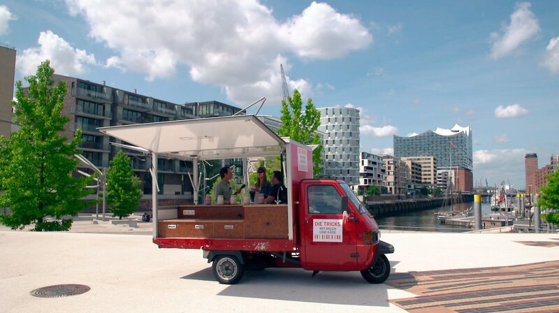 Jo Hiller (l.) beim Joghurt-Test: Lässt sich die Sorte wirklich herausschmecken? – Bild: ORF