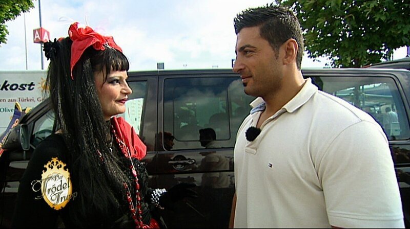 Von Trödelprofi Sükrü bekommt Tanja gute Verkaufs-Tipps für den Flohmarkt – Bild: RTL II