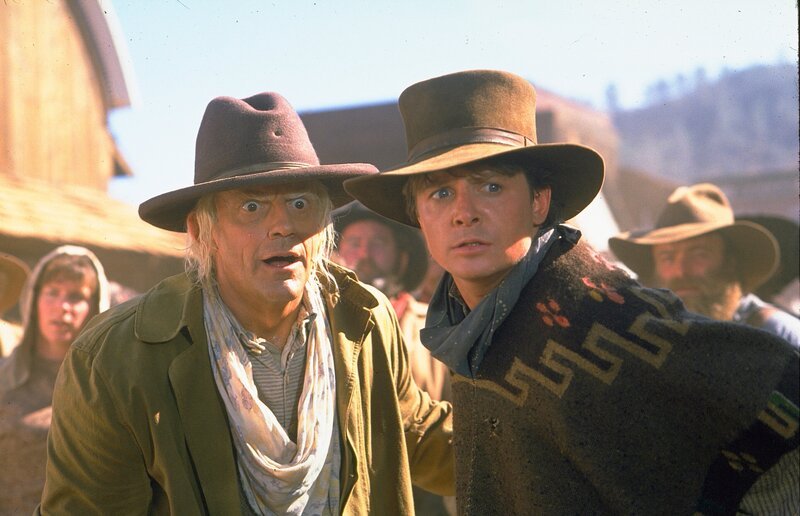 Um zu verhindern, dass sein Freund Doc Brown (Christopher Lloyd, l.) im Wilden Westen des Jahres 1885 ermordet wird, kommt ihm Marty (Michael J. Fox, r.) aus der Zukunft zur Hilfe … – Bild: NBC
