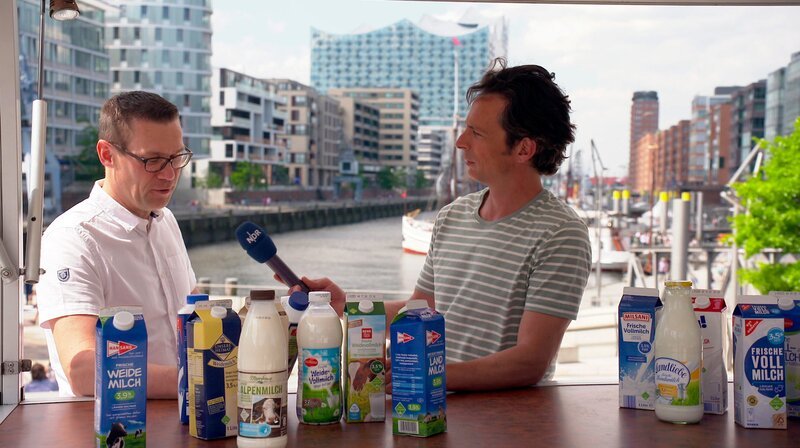 Jo Hiller (r.) im Interview: Nicht immer kann man den bunten Bildern auf den Verpackungen trauen. – Bild: ORF III