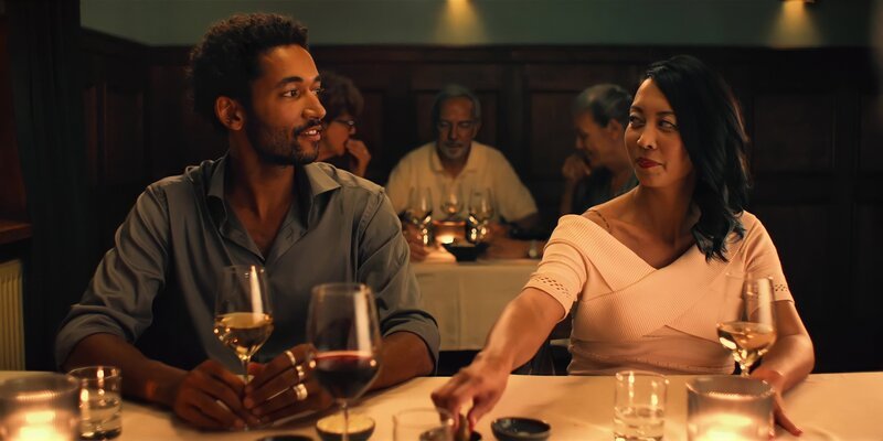 Tracy (Minh-Khai Phan-Thi) bringt Theo (Benito Bause) in Verlegenheit. – Bild: ZDF und Jieun Yi