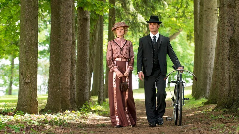 Julia Ogden (Helene Joy) und William Murdoch (Yannick Bisson) – Bild: AXN White
