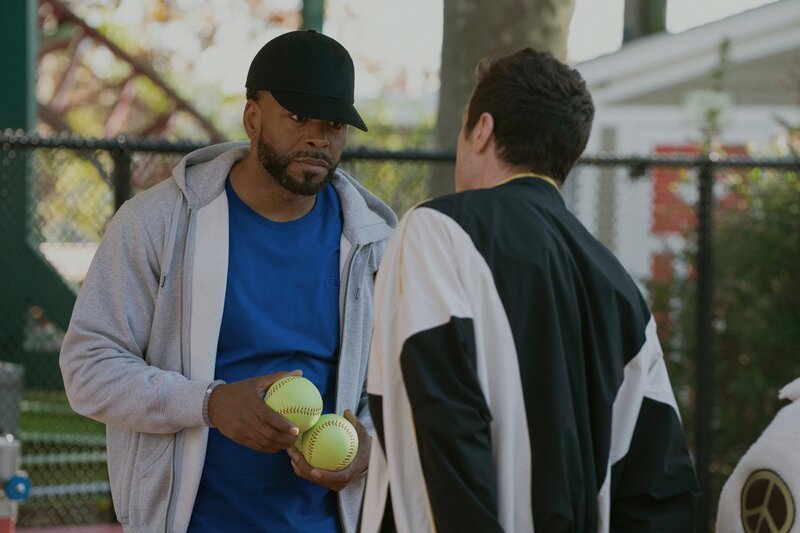 Pete (Pete Davidson, r.) lässt sich auf der Kirmes von einem charmanten Fremden (Method Man, l.) dazu überreden, den Teddybären nicht zu kaufen, sondern zu erspielen – mit unerwarteten Konsequenzen. – Bild: Peacock /​ ZDF