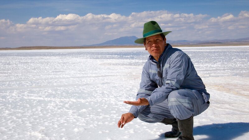 Amado Bautista gewinnt Speisesalz im „Salar de Uyuni“ – der größten Salzpfanne der Erde. – Bild: ORF/​ZDF/​Manfred Uhlig