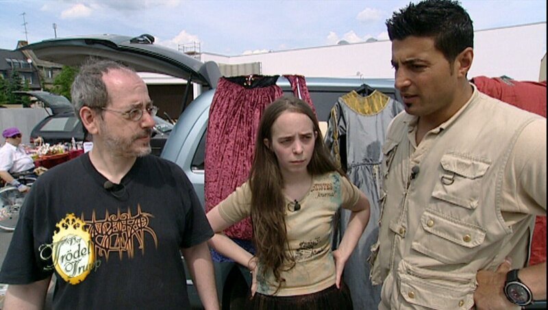 Ronny (li.) und Daria versuchen mit Sükrüs Hilfe einige ihrer Sachen auf dem Flohmarkt zu verkaufen. – Bild: RTL Zwei