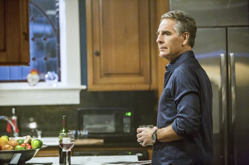 Kann Special Agent Pride (Scott Bakula) Dr. Wade schützen, bevor sie auch einem bestialischen Mörder zum Opfer fällt? – Bild: 2016 CBS Broadcasting, Inc. All Rights Reserved /​ Skip Bolen Lizenzbild frei