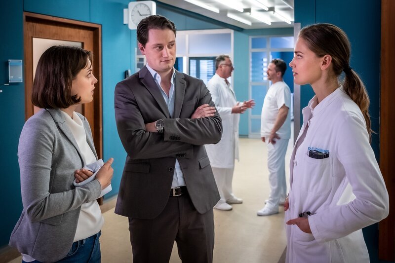 Dr. Eva Grünberg (Laura Berlin, r.) entgeht nicht der Druck, den Hannah Jacobis (Valerie Stoll, l.) Manager Valentin Vasmer (Maximilian Hildebrandt, M.) auf die Pianistin ausübt. – Bild: ZDF und Boris Lasewen./​Boris Lasewen