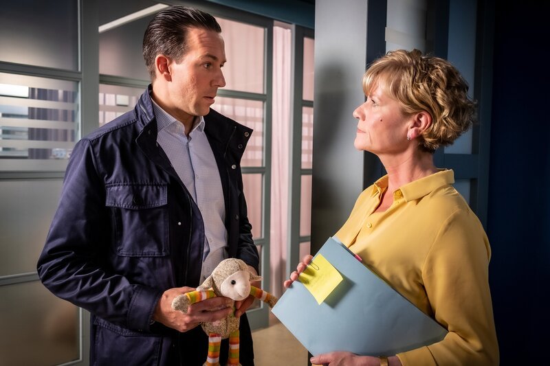 Karin Berger (Anne Kasprik) ist schockiert, als der leibliche Vater, Florian Selke (Florian Anderer), plötzlich das Sorgerecht für seine beiden Töchter beantragen möchte. – Bild: Boris Lasewen /​ ZDF