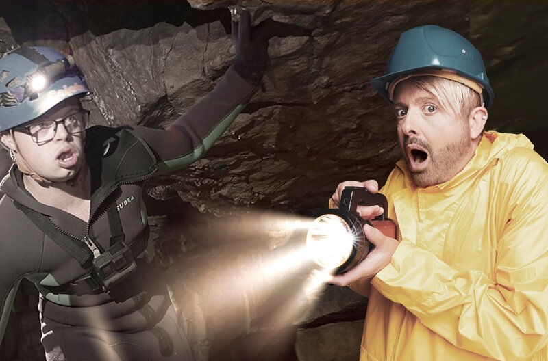 Auf der Schwäbischen Alb startet das neue Team mit Downsyndrom in sein erstes Abenteuer: Gemeinsam waten sie durch die Falkensteiner Wasserhöhle. v.l.n.r. Tilman und Ross Antony. – Bild: SWR/​SEO Entertainment/​pro in space