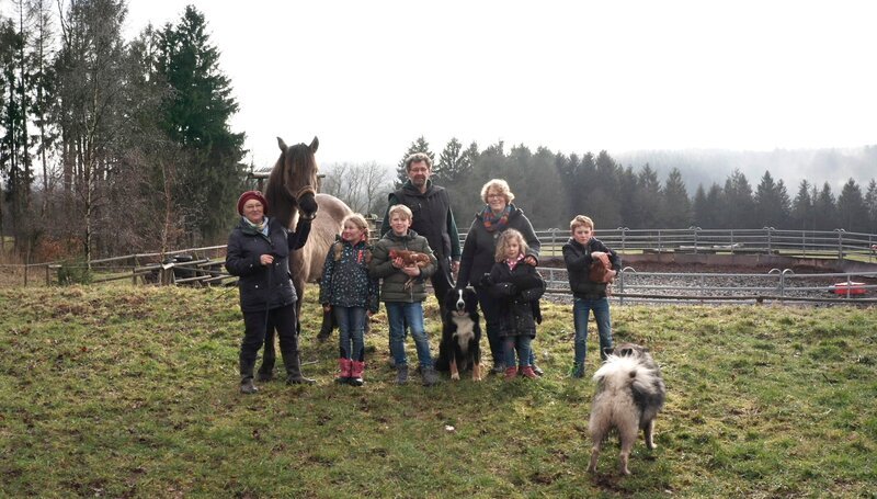 Irmgard Feuerbach (re, hinten) mit ihrer Familie. – Bild: SWR