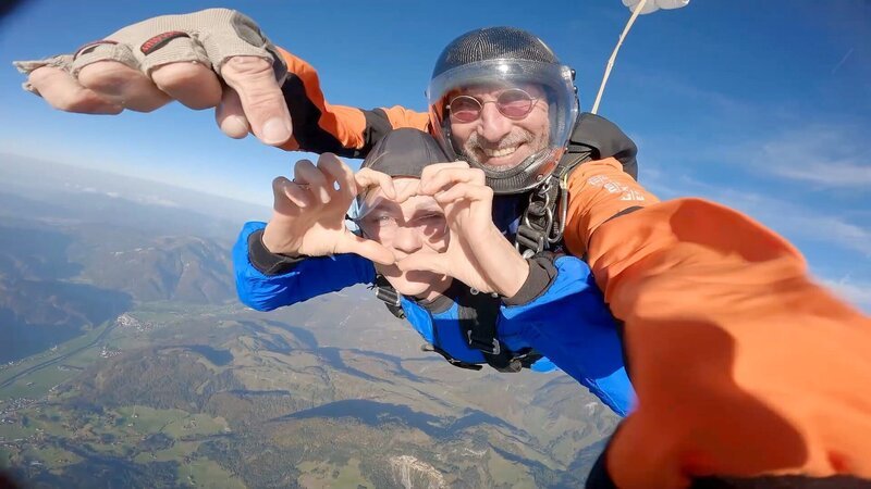 Fallschirmsprung. – Bild: ORF/​ANTON SILBERBERGER