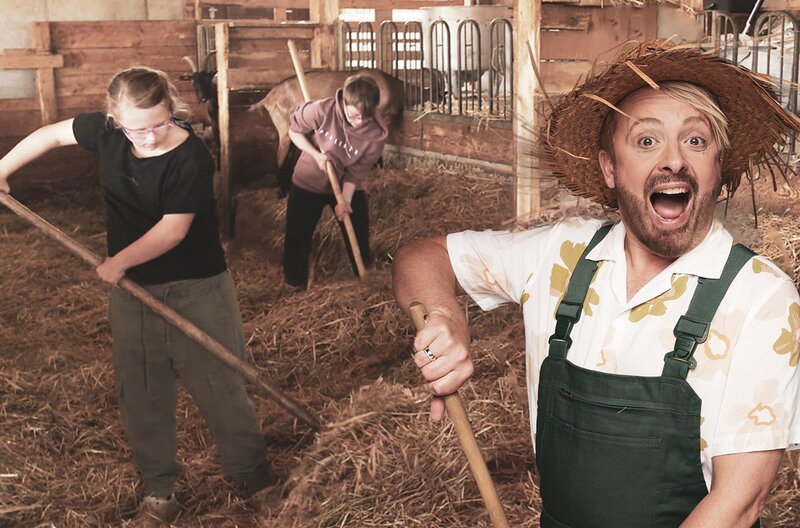 Die Gruppe hilft beim Ausmisten auf dem Ziegenhof Zollernalb. v.l.n.r. Leonie, Katharina und Ross Antony – Bild: SWR/​SEO Entertainment