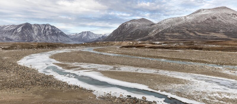 Berglandschaft in Grönland. – Bild: BBC/​Chris Packham