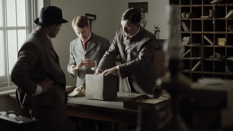 Die Polizei von Chicago öffnet ein Paket, das einen menschlichen Schädel enthält. Stammt er von einem weiteren Opfer des rätselhaften Killers? – Bild: ZDF und Warehouse 51 Productions