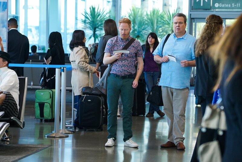 L-R: Mitchell Pritchett (Jesse Tyler Ferguson), Cameron Tucker (Eric Stonestreet) – Bild: ViacomCBS