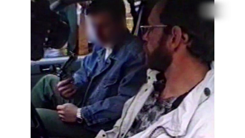 Kommissar Gerhard Behne lässt sich von Mike S. zeigen, wie dieser den Taxifahrer erschossen hat – Bild: Polizeivideo Polizei Magdeburg