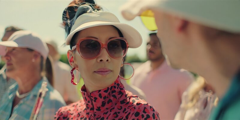 Tracy (Minh-Khai Phan-Thi, M.) tritt beim Golfturnier in Schönefelde gegen ihren eigenen Sohn an. – Bild: Yieun Yi /​ ZDF