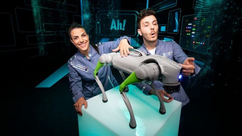 „Wissen macht Ah!“ ist endlich in der Zukunft angekommen. Im neuen, hochmodernen Studio finden Clarissa und Tarkan alles, was das Herz begehrt. – Bild: WDR/​Thorsten Schneider