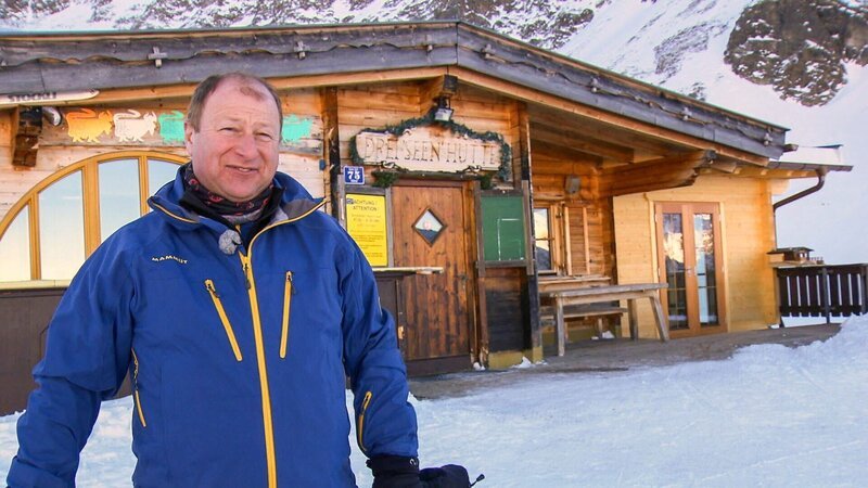 Harry Prünster vor der Dreiseenhütte. – Bild: ORF
